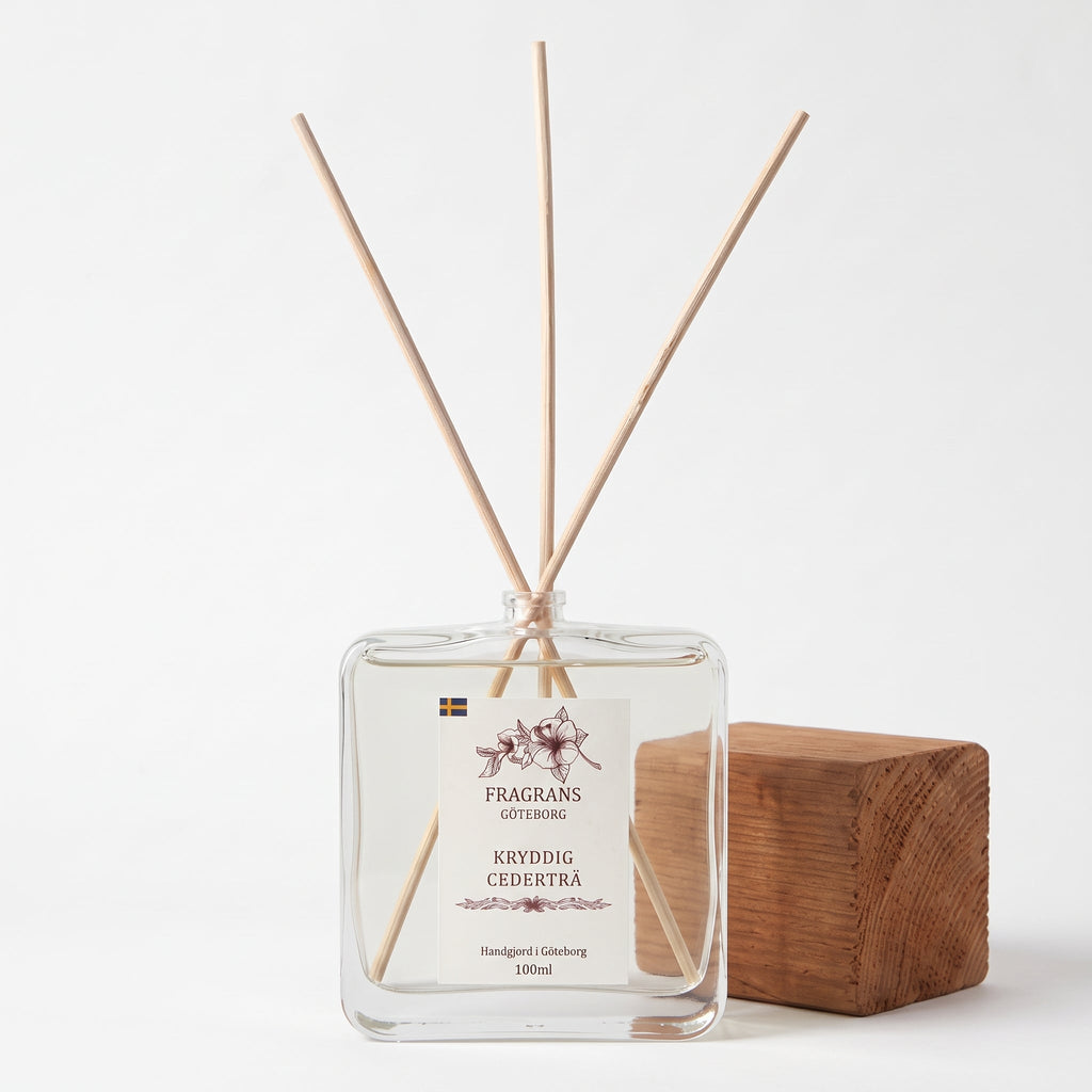Kryddig Cederträ Doftpinnar - Tavlan 100ML Fragrans Göteborg