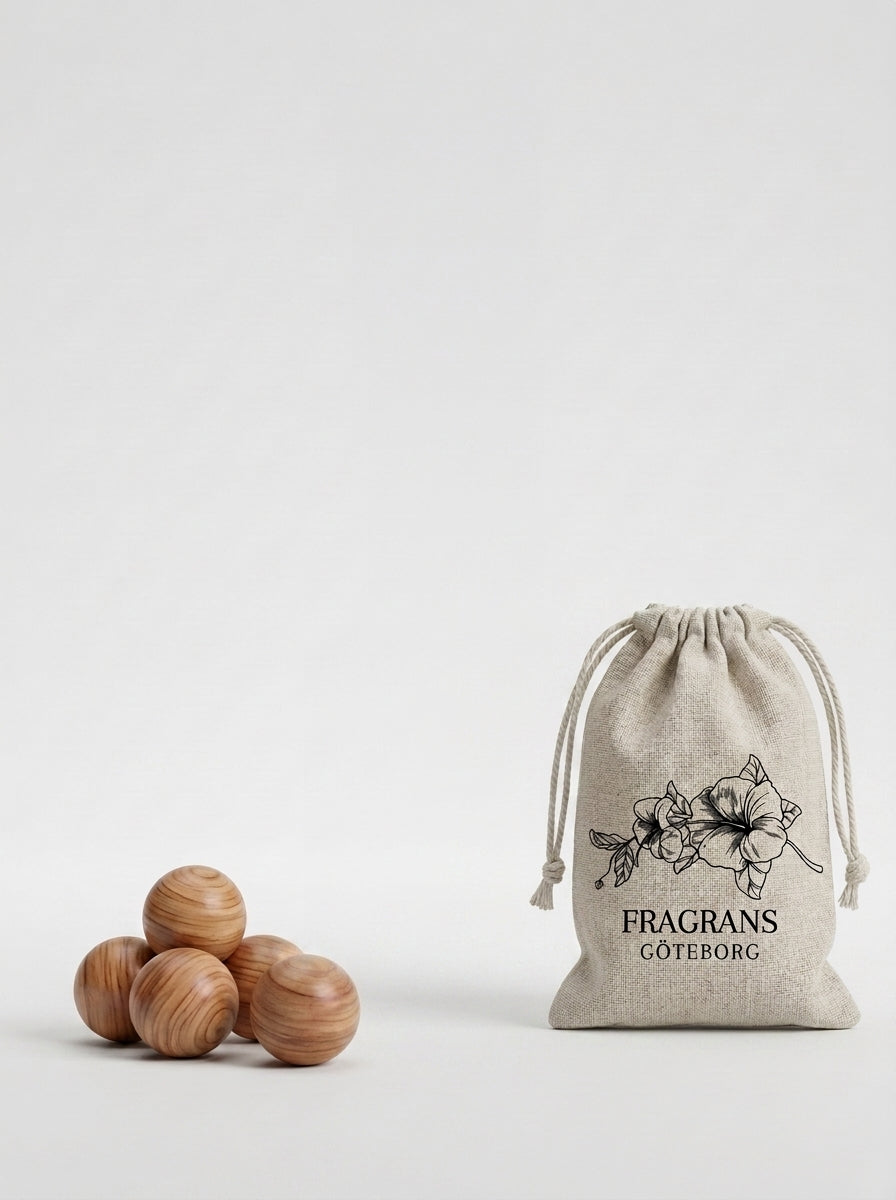 Doftset: Källan Doftpinnar 100ml & Cederträkulor (5-pack) Fragrans Göteborg