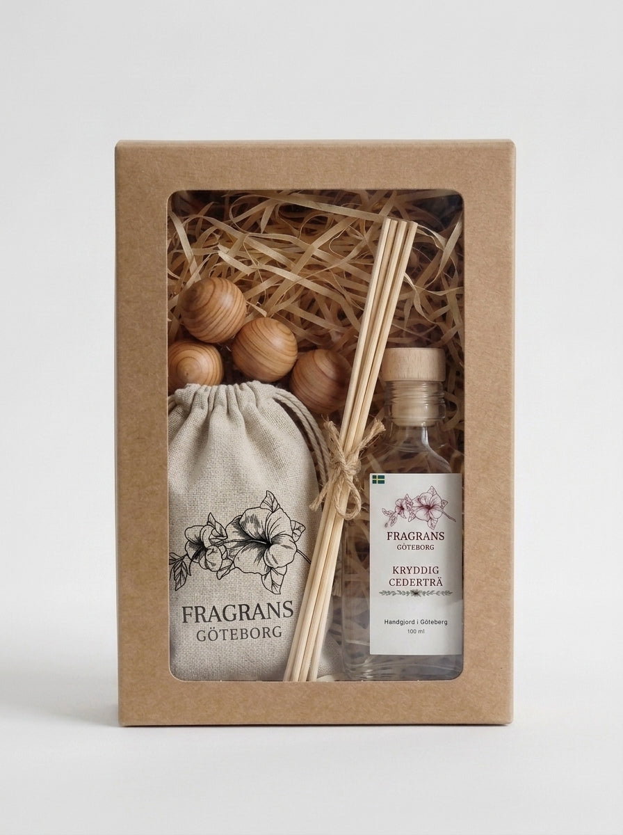 Doftset: Källan Doftpinnar 100ml & Cederträkulor (5-pack) Fragrans Göteborg